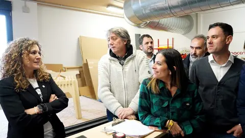 El secretario general del PSOECyL y candidato a la Presidencia de la Junta, Carlos Martínez, visita el Fab Lab León junto a los cabezas de lista Nuria Rubio y Mario Rivas y el secretario provincial Javier Cendón. Foto: Miriam Chacón.