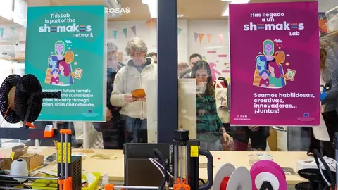 El secretario general del PSOECyL y candidato a la Presidencia de la Junta, Carlos Martínez, visita el Fab Lab León junto a los cabezas de lista Nuria Rubio y Mario Rivas. Foto: Miriam Chacón.