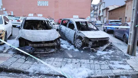 Arden tres vehículos aparcados en La Virgen del Camino.