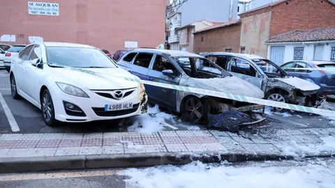 Arden tres vehículos aparcados en La Virgen del Camino.