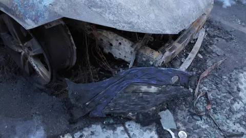 Arden tres vehículos aparcados en La Virgen del Camino.