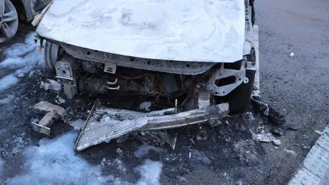 Arden tres vehículos aparcados en La Virgen del Camino.