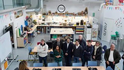 El secretario general del PSOECyL y candidato a la Presidencia de la Junta, Carlos Martínez, visita el Fab Lab León junto a los cabezas de lista Nuria Rubio y Mario Rivas y el secretario provincial Javier Cendón. Foto: MIriam Chacón