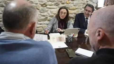 La consejera de Agricultura de la Junta de Castilla y León, María González Corral, defendió hoy que el PP es el único partido que escucha y atiende al sector, por lo que el programa electoral de la formación incluye un centenar de medidas para impulsarlo, una gran parte dirigidas al sector vitivinícola. Foto: César Sánchez