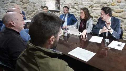 La consejera de Agricultura de la Junta de Castilla y León, María González Corral, defendió hoy que el PP es el único partido que escucha y atiende al sector, por lo que el programa electoral de la formación incluye un centenar de medidas para impulsarlo, una gran parte dirigidas al sector vitivinícola. Foto: César Sánchez