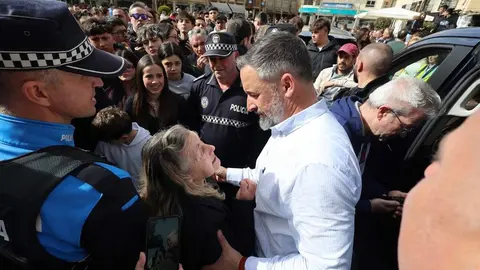 El líder de Vox, Santiago Abascal, y el candidato a la Presidencia de la Junta, Carlos Pollán, participan en un acto electoral en La Bañeza. Foto: Campillo.