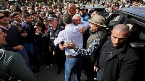 El líder de Vox, Santiago Abascal, y el candidato a la Presidencia de la Junta, Carlos Pollán, participan en un acto electoral en La Bañeza. Foto: Campillo.