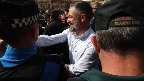El líder de Vox, Santiago Abascal, y el candidato a la Presidencia de la Junta, Carlos Pollán, participan en un acto electoral en La Bañeza. Foto: Campillo.