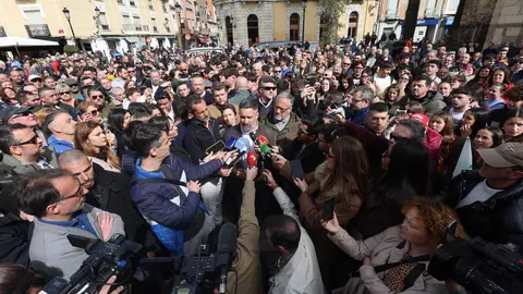 El líder de Vox, Santiago Abascal, y el candidato a la Presidencia de la Junta, Carlos Pollán, participan en un acto electoral en La Bañeza. Foto: Campillo.