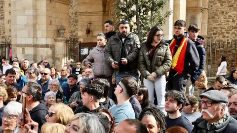 El líder de Vox, Santiago Abascal, y el candidato a la Presidencia de la Junta, Carlos Pollán, participan en un acto electoral en La Bañeza. Foto: Campillo.