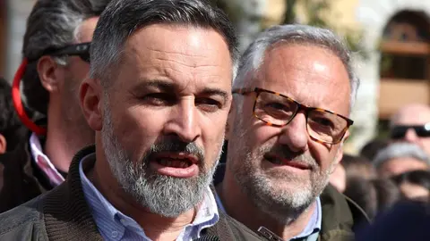 El líder de Vox, Santiago Abascal, y el candidato a la Presidencia de la Junta, Carlos Pollán, participan en un acto electoral en La Bañeza. Foto: Campillo.