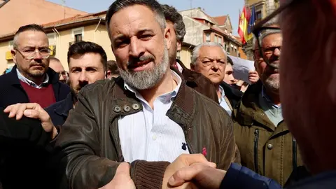 El líder de Vox, Santiago Abascal, y el candidato a la Presidencia de la Junta, Carlos Pollán, participan en un acto electoral en La Bañeza. Foto: Campillo.
