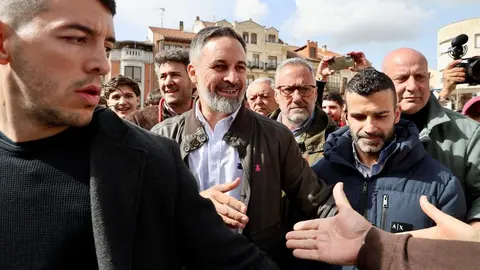 El líder de Vox, Santiago Abascal, y el candidato a la Presidencia de la Junta, Carlos Pollán, participan en un acto electoral en La Bañeza. Foto: Campillo.