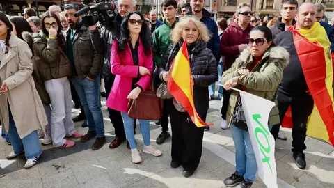 El líder de Vox, Santiago Abascal, y el candidato a la Presidencia de la Junta, Carlos Pollán, participan en un acto electoral en La Bañeza. Foto: Campillo.