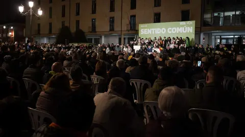 El líder de Vox, Santiago Abascal, y el candidato a la Presidencia de la Junta, Carlos Pollán, participan en un acto electoral en Ponferrada. Foto: César Sánchez
