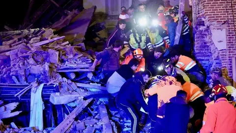Tres personas atrapadas tras el derrumbe de un edificio de dos plantas en Siete Iglesias de Trabancos (Valladolid). Foto: Eduardo Marageto.
