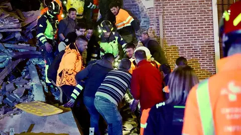 Tres personas atrapadas tras el derrumbe de un edificio de dos plantas en Siete Iglesias de Trabancos (Valladolid). Foto: Eduardo Marageto.
