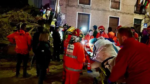 Tres personas atrapadas tras el derrumbe de un edificio de dos plantas en Siete Iglesias de Trabancos (Valladolid). Foto: Eduardo Marageto.