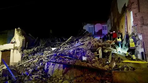 Tres personas atrapadas tras el derrumbe de un edificio de dos plantas en Siete Iglesias de Trabancos (Valladolid). Foto: Eduardo Marageto.