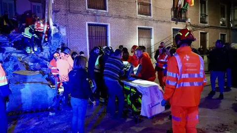 Tres personas atrapadas tras el derrumbe de un edificio de dos plantas en Siete Iglesias de Trabancos (Valladolid). Foto: Eduardo Marageto.