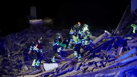 Tres personas atrapadas tras el derrumbe de un edificio de dos plantas en Siete Iglesias de Trabancos (Valladolid). Foto: Eduardo Marageto.