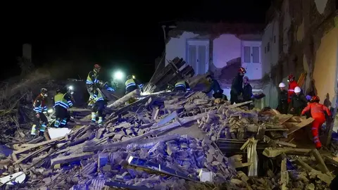 Tres personas atrapadas tras el derrumbe de un edificio de dos plantas en Siete Iglesias de Trabancos (Valladolid). Foto: Eduardo Marageto.