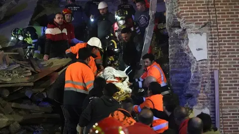 Tres personas atrapadas tras el derrumbe de un edificio de dos plantas en Siete Iglesias de Trabancos (Valladolid). Foto: Eduardo Marageto.
