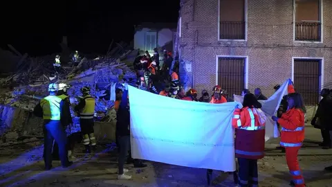 Tres personas atrapadas tras el derrumbe de un edificio de dos plantas en Siete Iglesias de Trabancos (Valladolid). Foto: Eduardo Marageto.