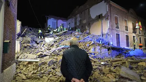 Tres personas atrapadas tras el derrumbe de un edificio de dos plantas en Siete Iglesias de Trabancos (Valladolid). Foto: Eduardo Marageto.