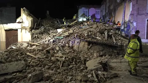 Tres personas atrapadas tras el derrumbe de un edificio de dos plantas en Siete Iglesias de Trabancos (Valladolid). Foto: Eduardo Marageto.