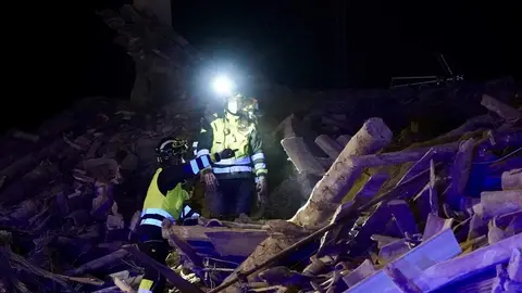 Tres personas atrapadas tras el derrumbe de un edificio de dos plantas en Siete Iglesias de Trabancos (Valladolid). Foto: Eduardo Marageto.