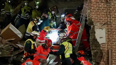 Tres personas atrapadas tras el derrumbe de un edificio de dos plantas en Siete Iglesias de Trabancos (Valladolid). En la imagen rescate de la última de las personas atrapadas. Foto: Eduardo Marageto.