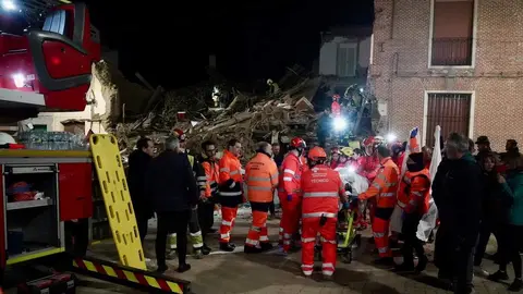 Tres personas atrapadas tras el derrumbe de un edificio de dos plantas en Siete Iglesias de Trabancos (Valladolid). En la imagen rescate de la última de las personas atrapadas. Foto: Eduardo Marageto.