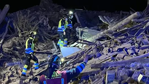 Tres personas atrapadas tras el derrumbe de un edificio de dos plantas en Siete Iglesias de Trabancos (Valladolid). Foto: Eduardo Marageto.
