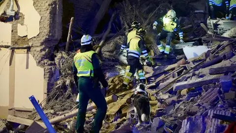 Tres personas atrapadas tras el derrumbe de un edificio de dos plantas en Siete Iglesias de Trabancos (Valladolid). Foto: Eduardo Marageto.