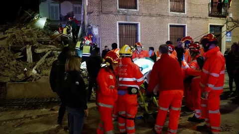 Tres personas atrapadas tras el derrumbe de un edificio de dos plantas en Siete Iglesias de Trabancos (Valladolid). Foto: Eduardo Marageto.
