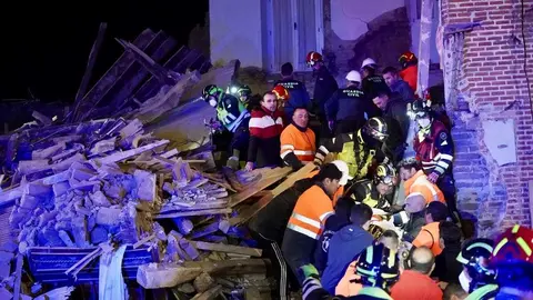 Tres personas atrapadas tras el derrumbe de un edificio de dos plantas en Siete Iglesias de Trabancos (Valladolid). Foto: Eduardo Marageto.