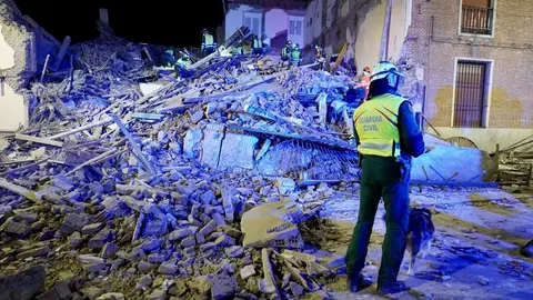 Tres personas atrapadas tras el derrumbe de un edificio de dos plantas en Siete Iglesias de Trabancos (Valladolid). Foto: Eduardo Marageto.