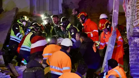 Tres personas atrapadas tras el derrumbe de un edificio de dos plantas en Siete Iglesias de Trabancos (Valladolid). Foto: Eduardo Marageto.