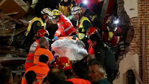 Tres personas atrapadas tras el derrumbe de un edificio de dos plantas en Siete Iglesias de Trabancos (Valladolid). En la imagen rescate de la última de las personas atrapadas. Foto: Eduardo Marageto.