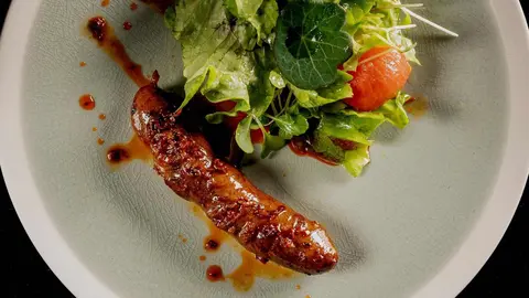 Chistorra de buey con chimi churri y ensalada de cherry.