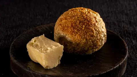 Mantequilla ahumada con pan de algas.