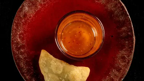 Ñoqui frito relleno de chacina con salsa sweet chili.
