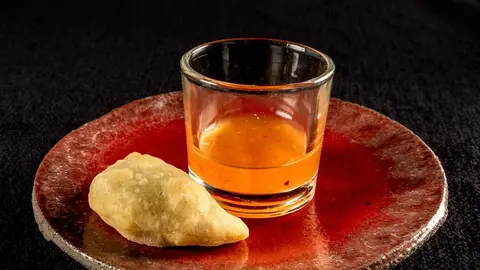 Ñoqui frito relleno de chacina con salsa sweet chili.