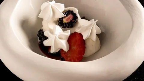 Pavlova de frutos rojos con helado de nata.