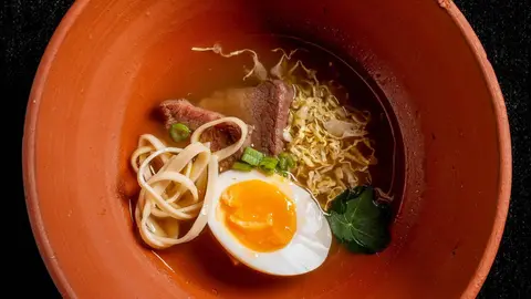 Ramen de presa, col china y huevo.