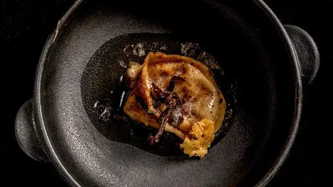 Tortelloni con bechamel de cecina, mantequilla tostada y salvia.