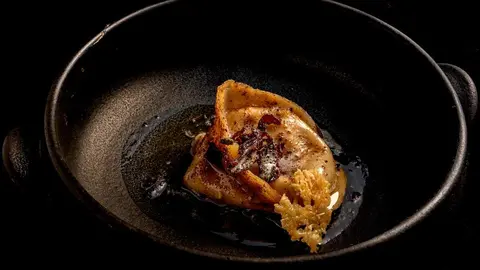 Tortelloni con bechamel de cecina, mantequilla tostada y salvia.
