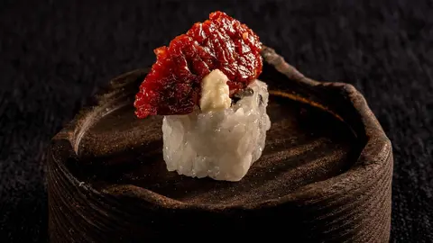 Uramaki de gamba blanca con nuestro steak tartar.