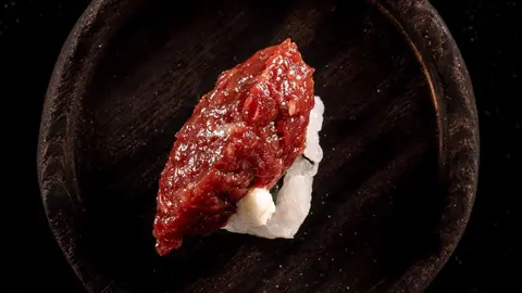 Uramaki de gamba blanca con nuestro steak tartar.